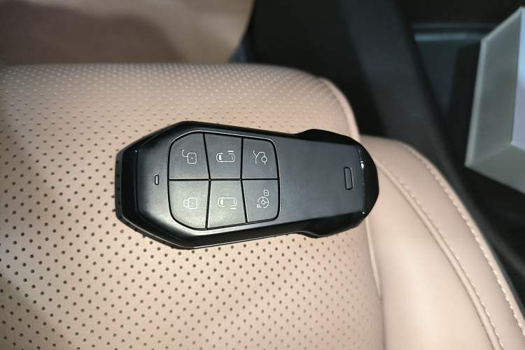 Used XPeng X9 2024 702 Ultra-Long Range Max
