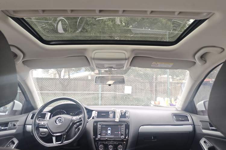 Used Volkswagen Sagitar 2017 230TSI Automatic Comfort Version
