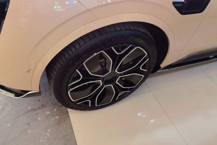 Used  11 2024 630 Rear-Wheel Drive Edition with Three Lasers
