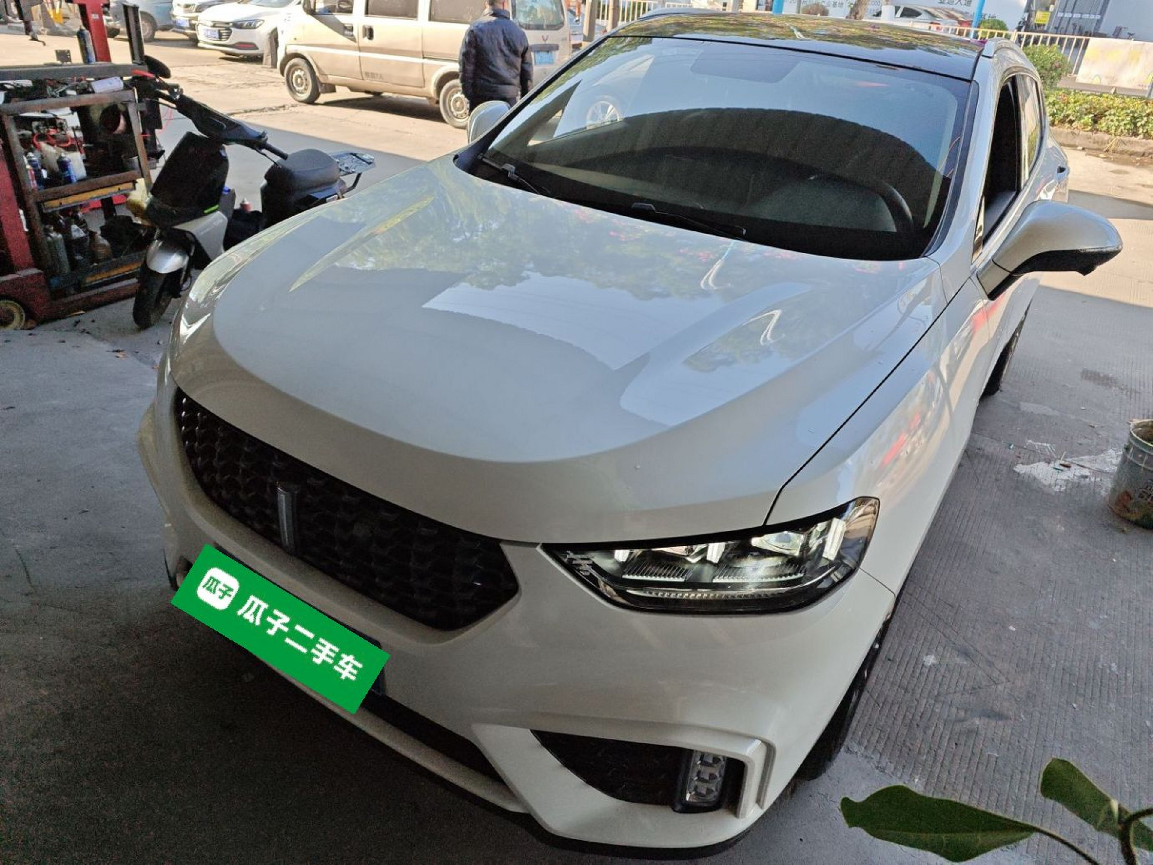 Под передней частью автомобиля