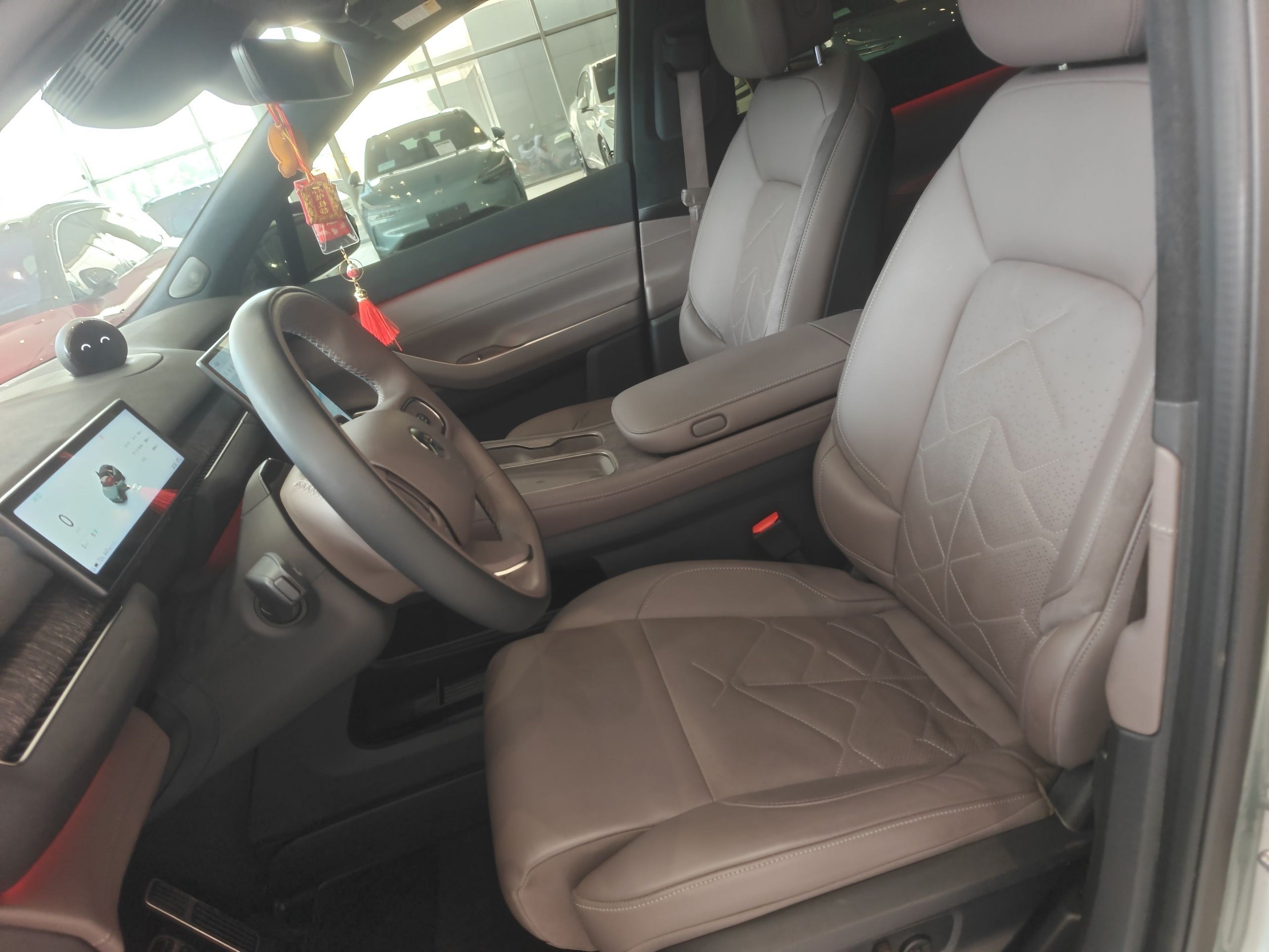 المقاعد الأمامية داخل السيارة