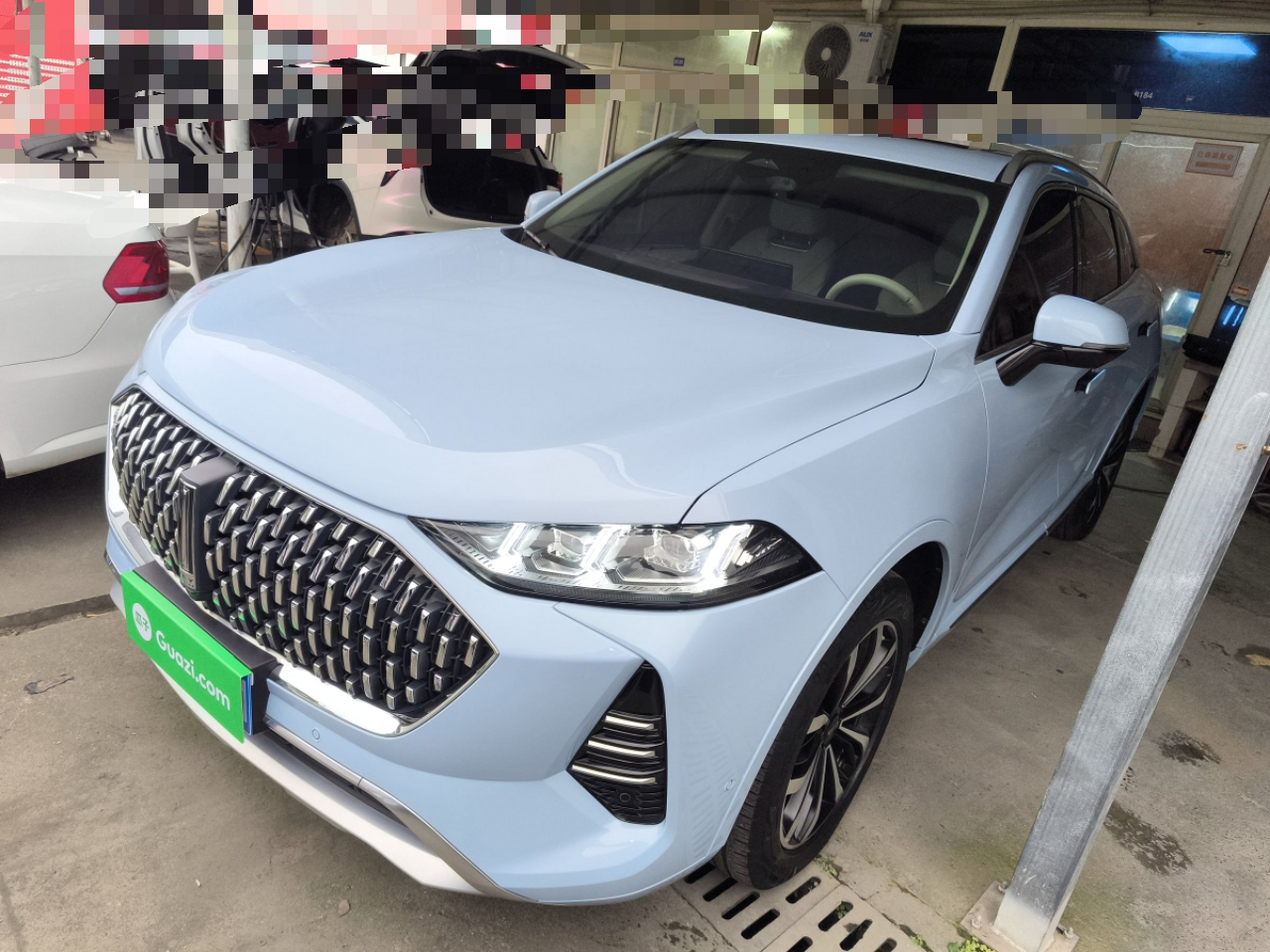 تحت مقدمة السيارة