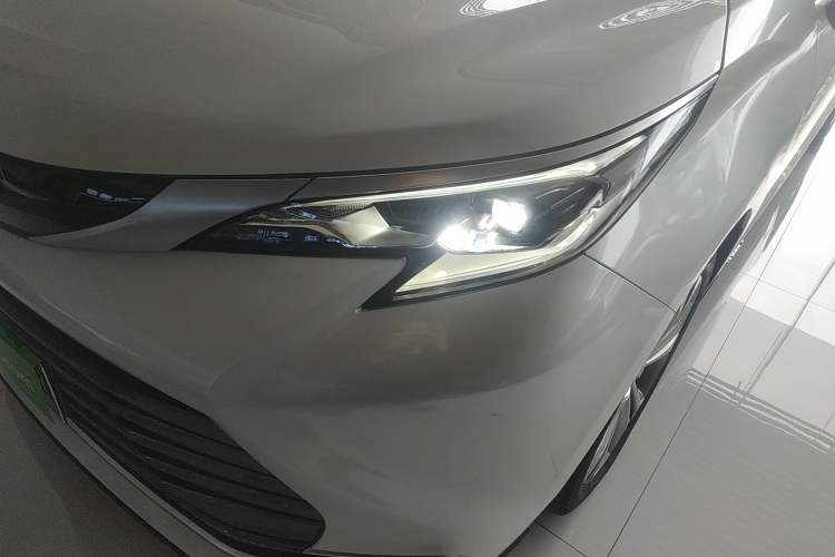 Used Toyota Sienna 2023 2.5L Hybrid Deluxe Edition
