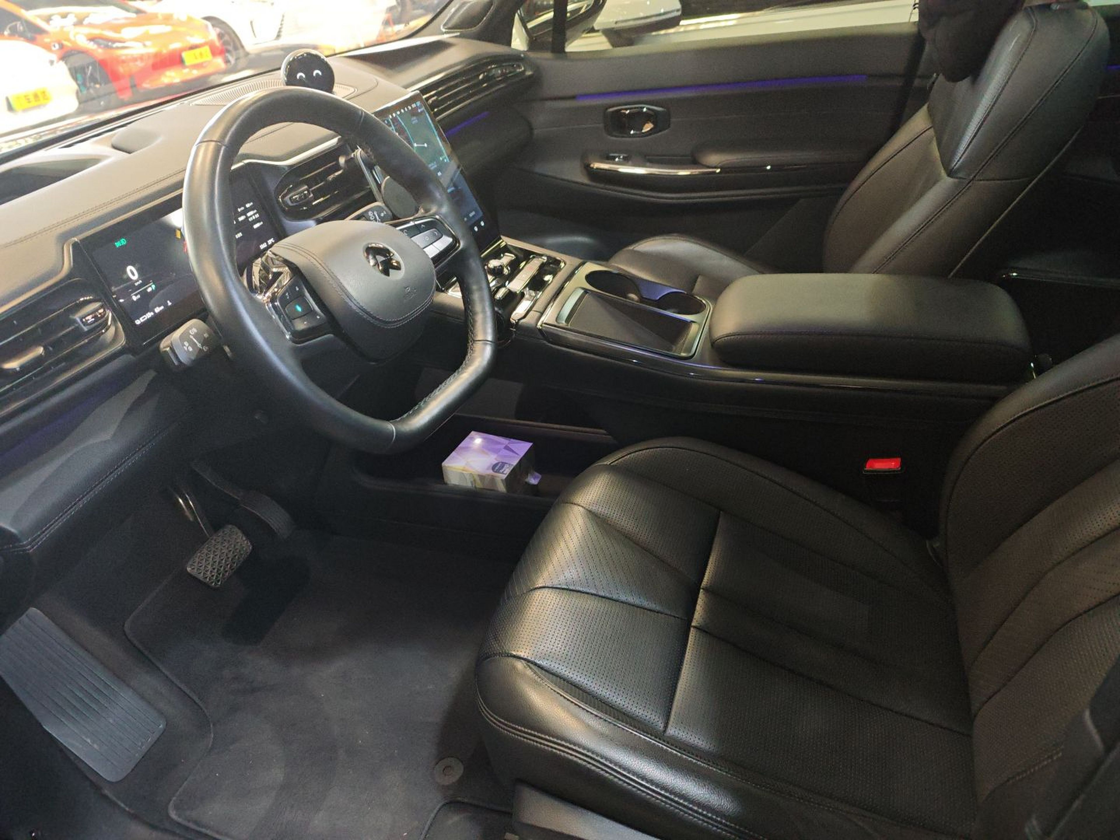 المقاعد الأمامية داخل السيارة