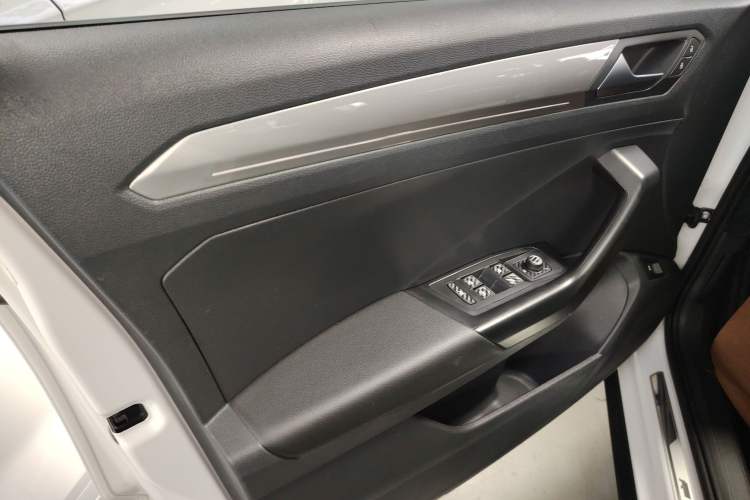 Used Volkswagen T-ROC 2020 280TSI DSG Two-Wheel Drive R-Line Pro
