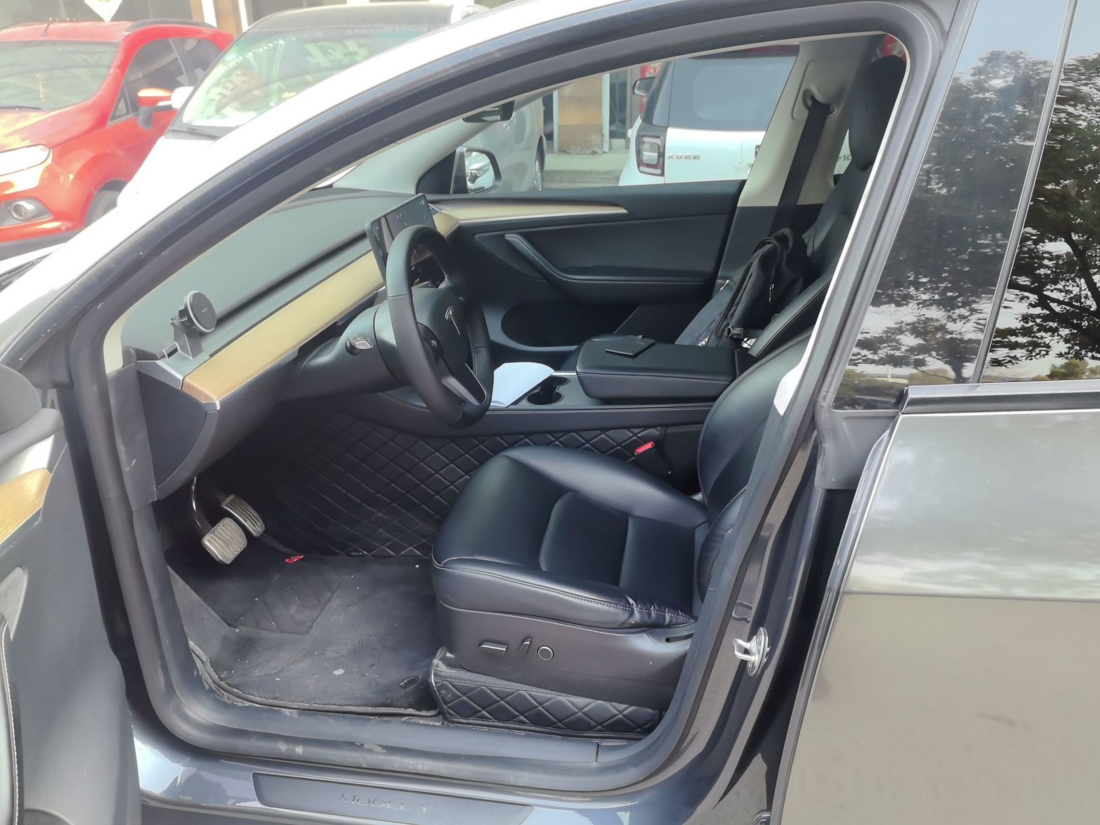 Переднее сиденье в автомобиле