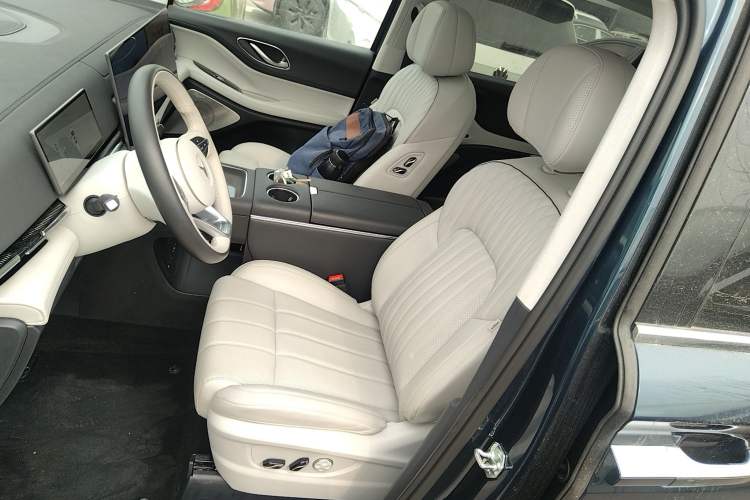 Used VOYAH Dream 2025 PHEV Four-Wheel-Drive Flagship Kunpeng Edition
