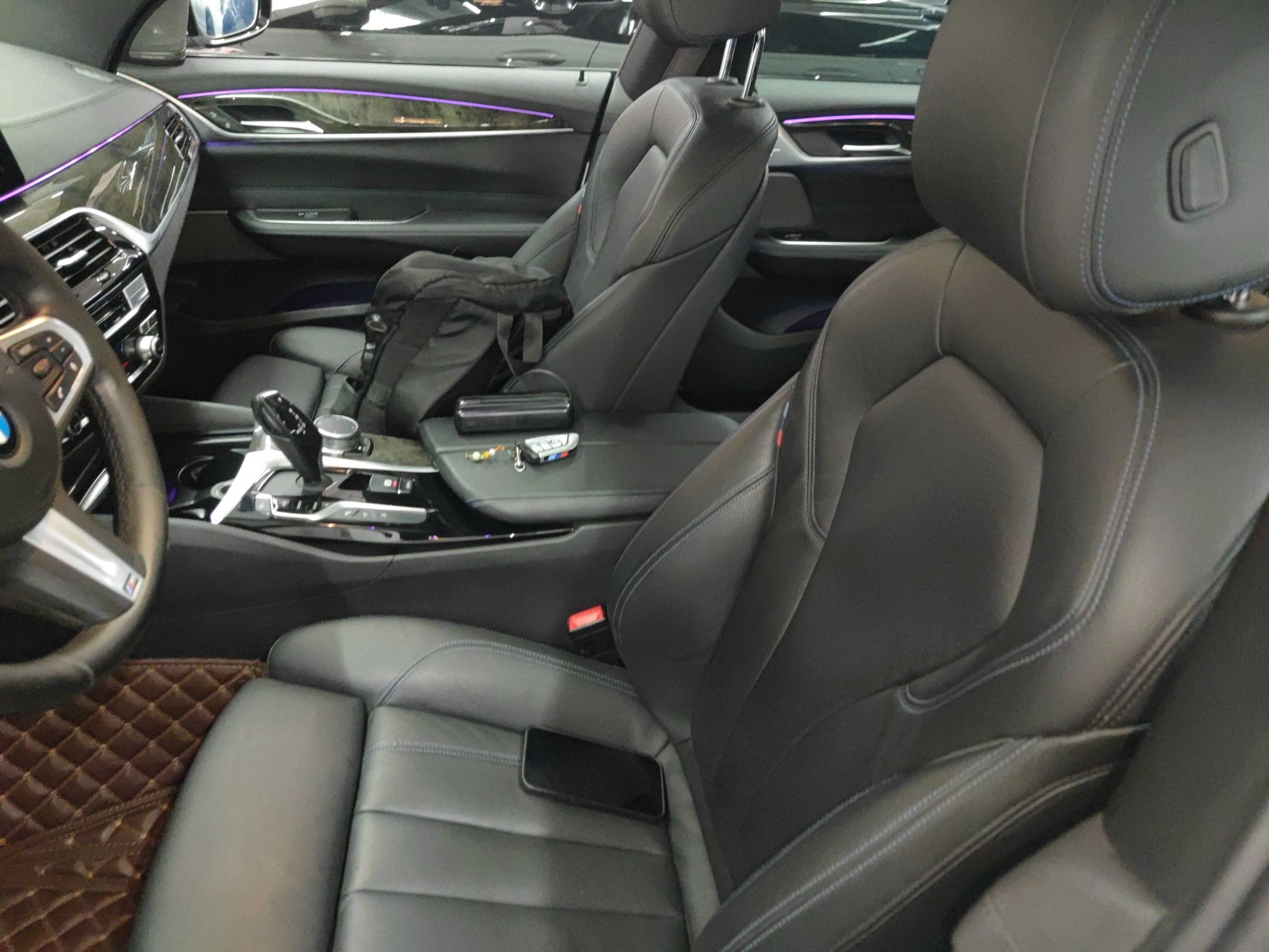 Переднее сиденье в автомобиле