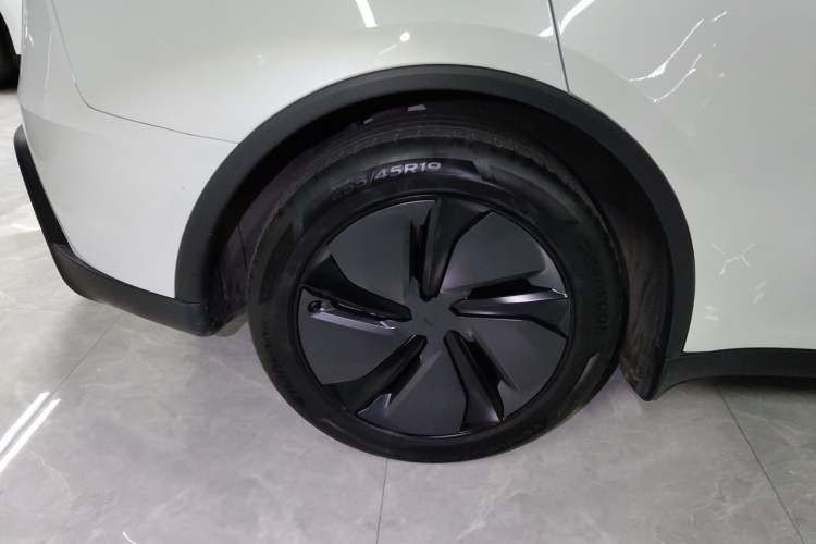 Used Tesla Model Y 2025 Long-Range All-Wheel-Drive Version