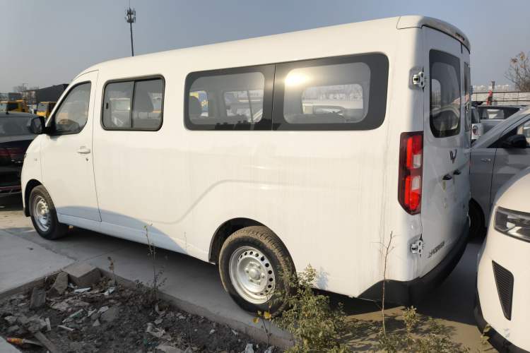 Used Wuling Yangguang 2024 300KM Comfort Version Passenger Van 75kW
