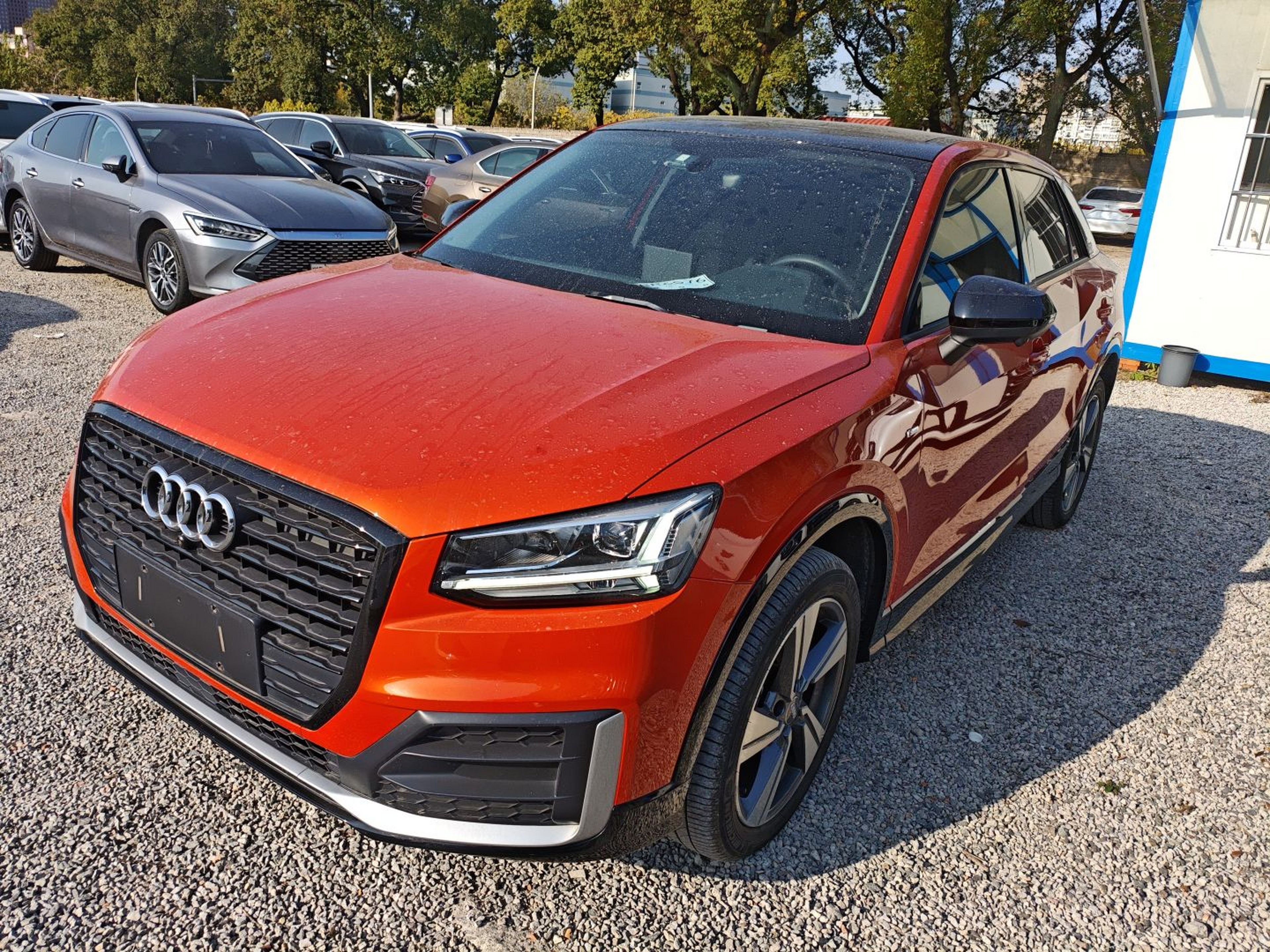 Под передней частью автомобиля