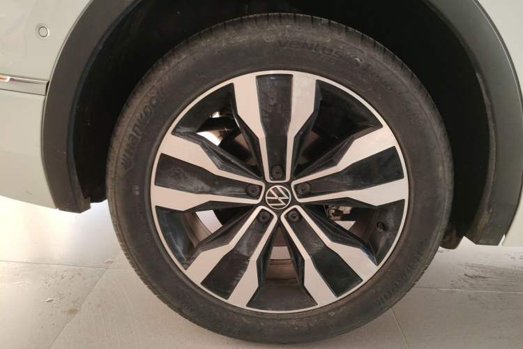 Used Volkswagen Tiguan L 2024 Outstanding Model 330TSI Automatic Two-Wheel Drive R-Line Dragon Glory Edition
