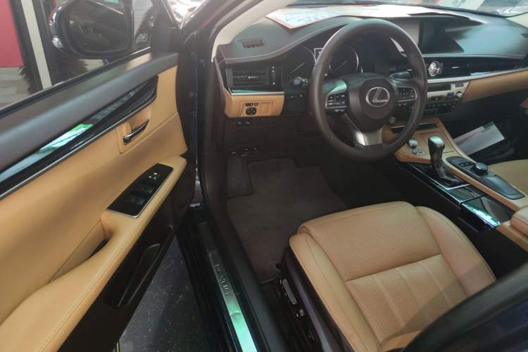 Used Lexus ES 2015 300h Comfort Edition