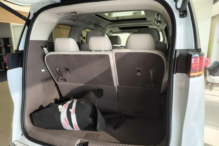 Used Denza D9 2022 DM-i 1040 Prestige Model