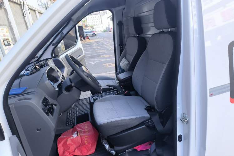 Used Wuling Yangguang 2024 300km Range Practical Window-Sealed Version 75kW
