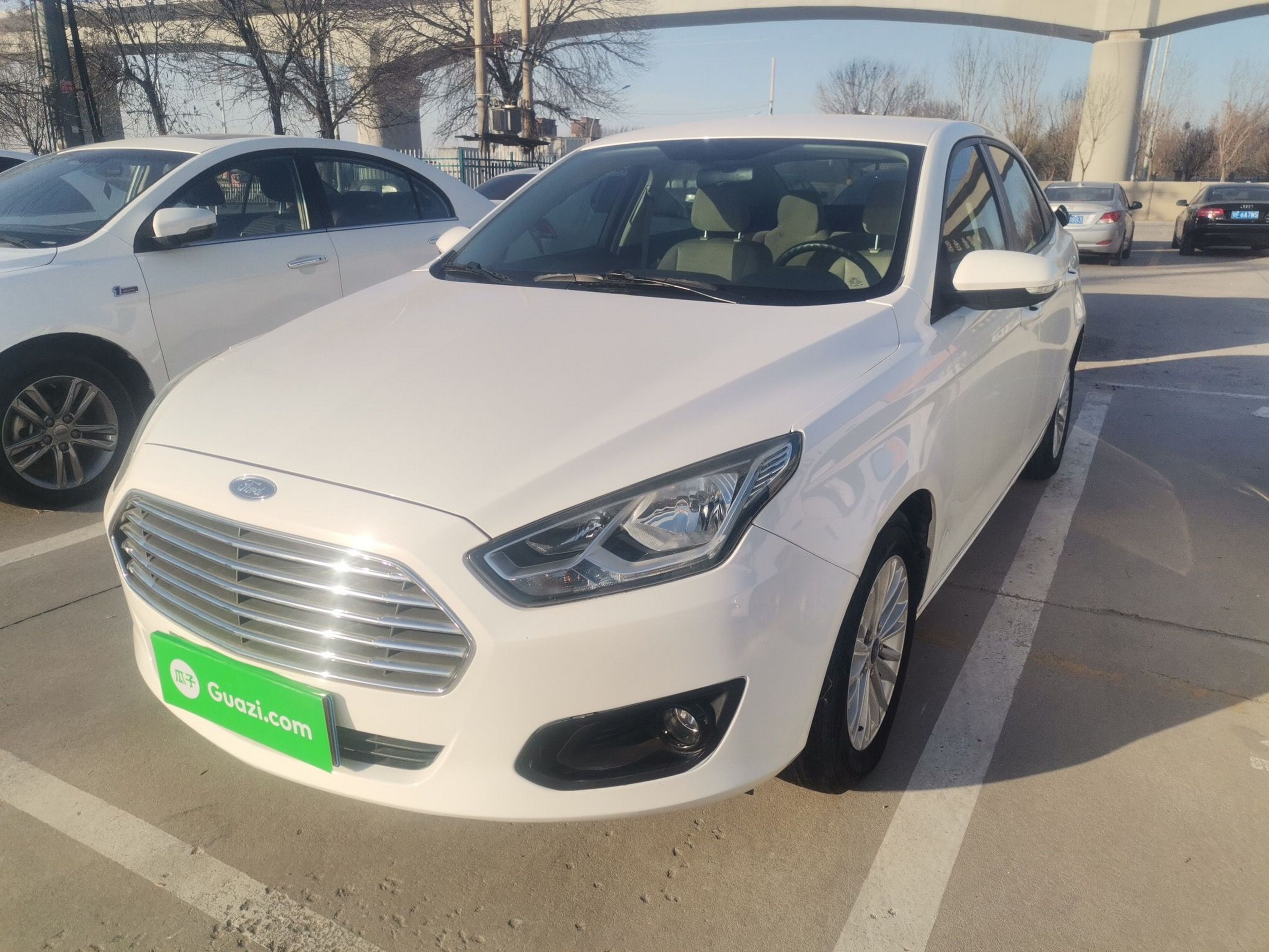 Под передней частью автомобиля