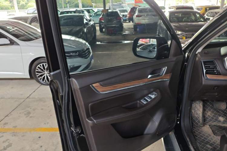 Used Roewe RX8 2019 30T Smart Connectivity Two-Wheel Drive Supreme Flagship Edition
