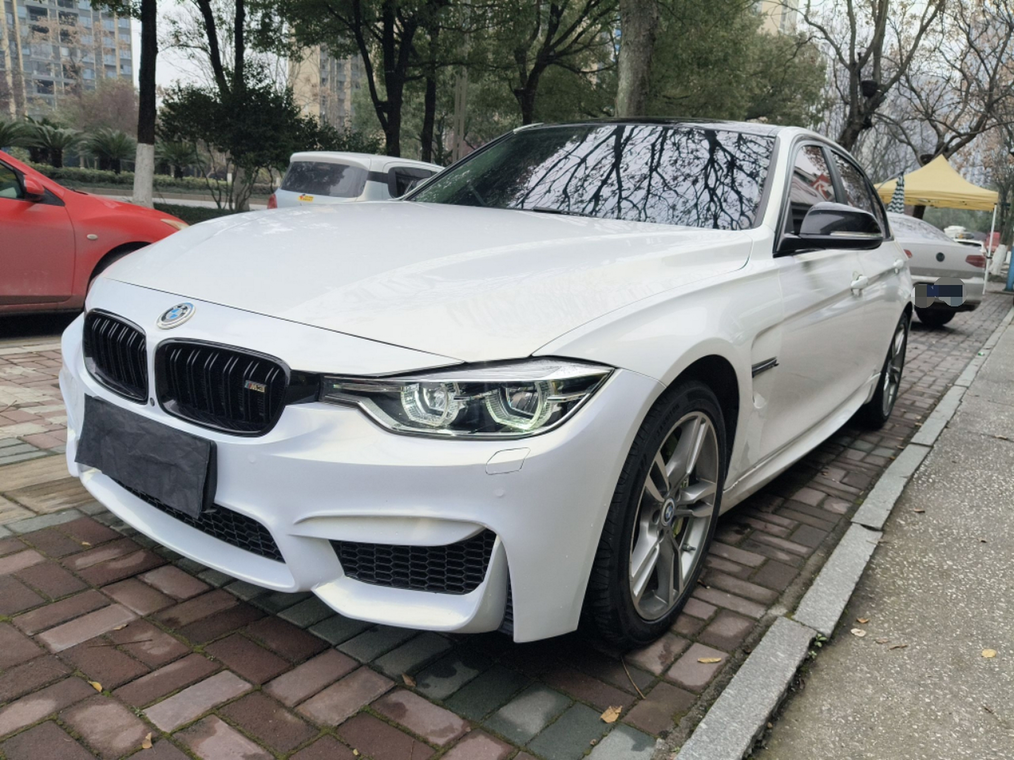 Под передней частью автомобиля