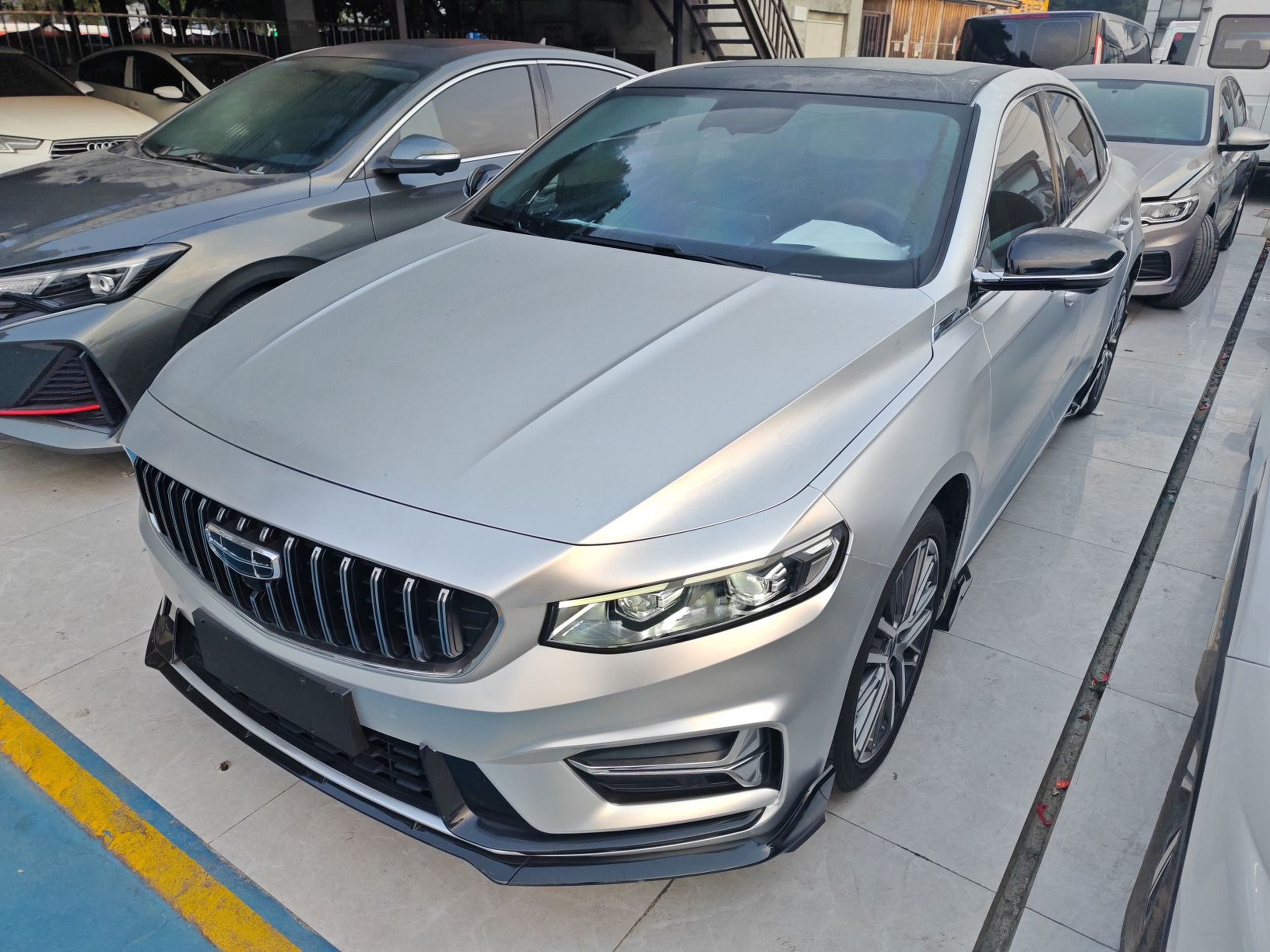 تحت مقدمة السيارة