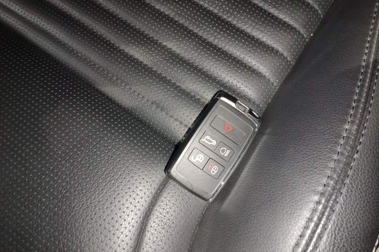 Used Land Rover Discovery 2023 360 PS R-Dynamic S
