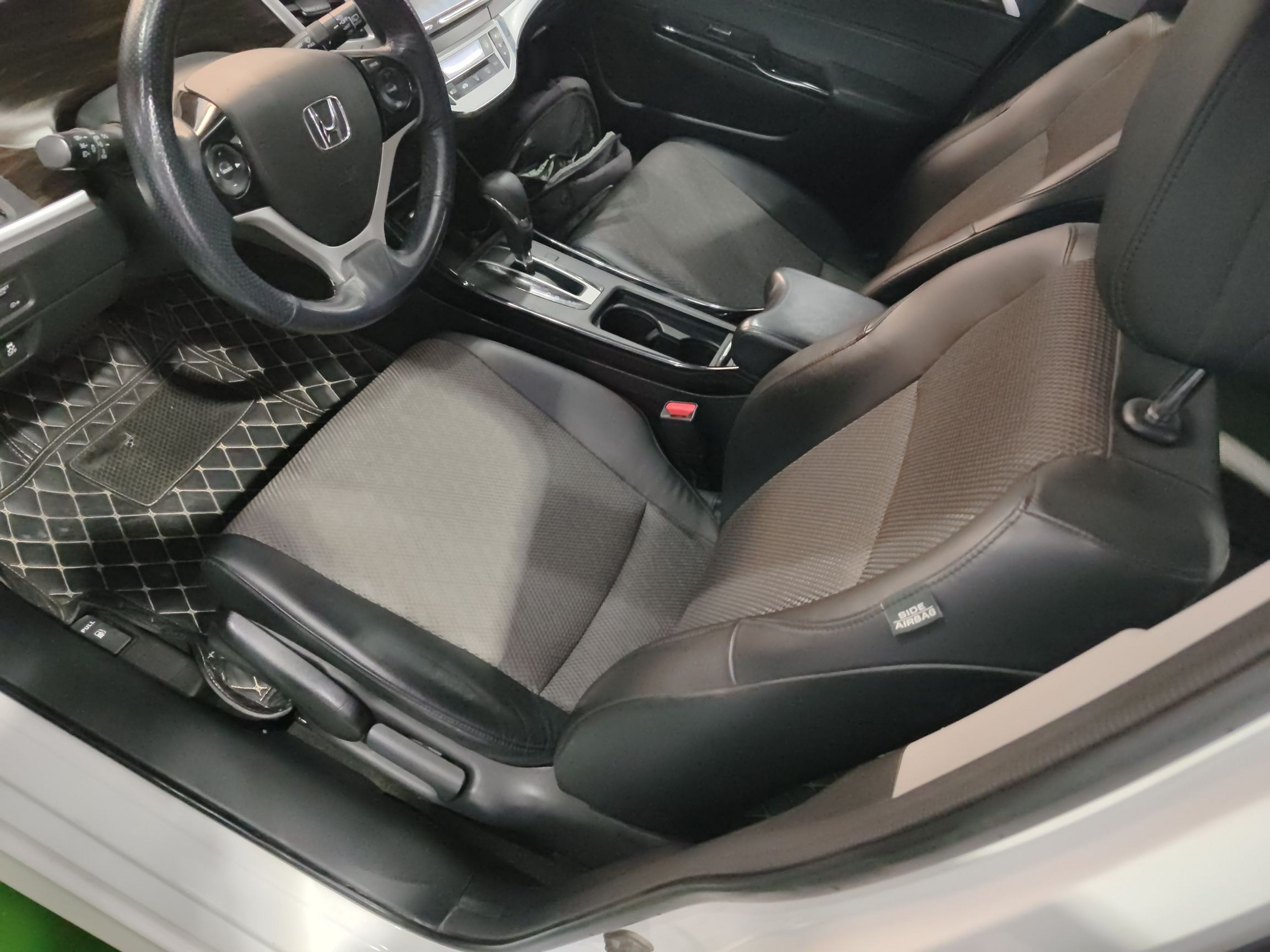 Переднее сиденье в автомобиле