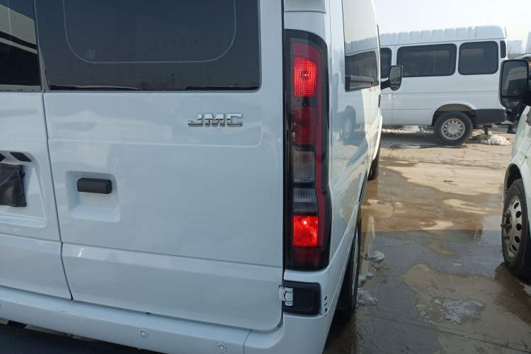 Used JMC Fushun 2025 2.0T 6MT Diesel Mid-Roof High-Arch Commercial Multi-Purpose 7-Seater Passenger Vehicle