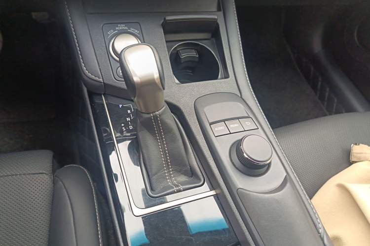 Used Lexus ES 2015 300h Comfort Edition
