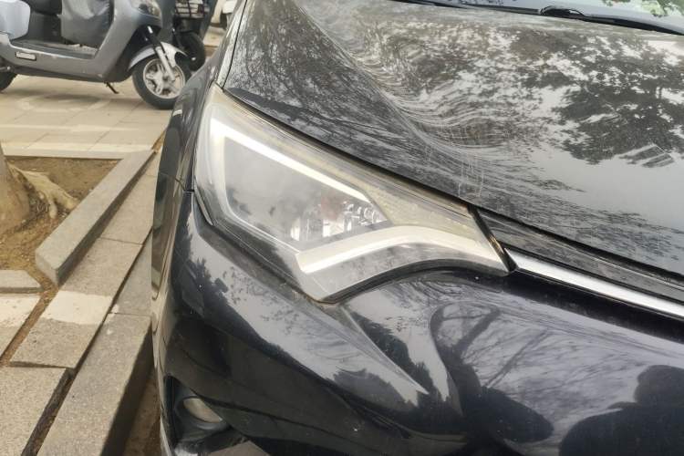 Used Toyota RAV4 2016 2.0L CVT Two-Wheel Drive Fashion Edition China V Standard
