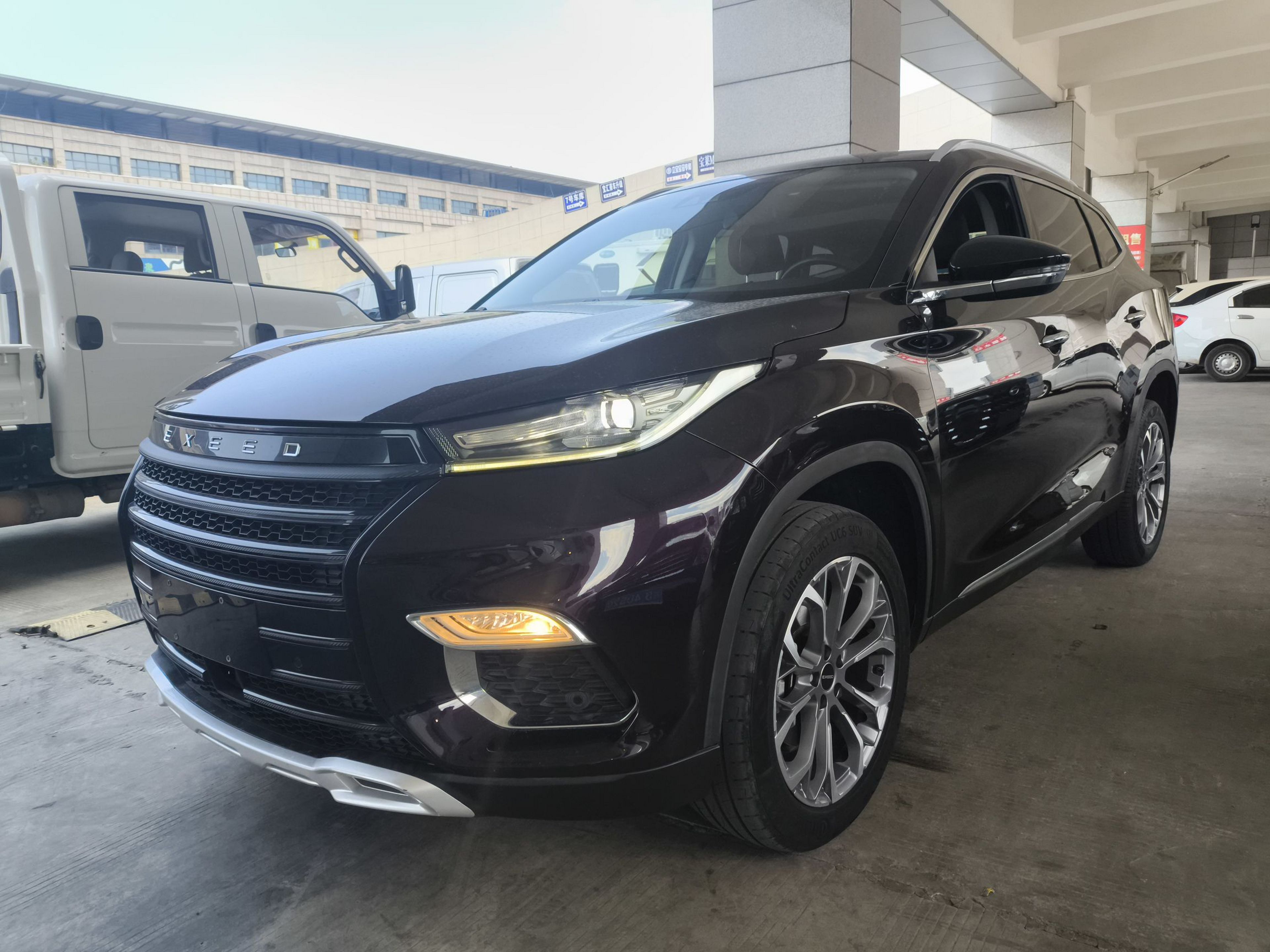 تحت مقدمة السيارة