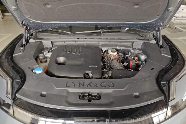 Used Lynk & Co 08 EM-P 2025 220 km All-Wheel-Drive Performance Halo
