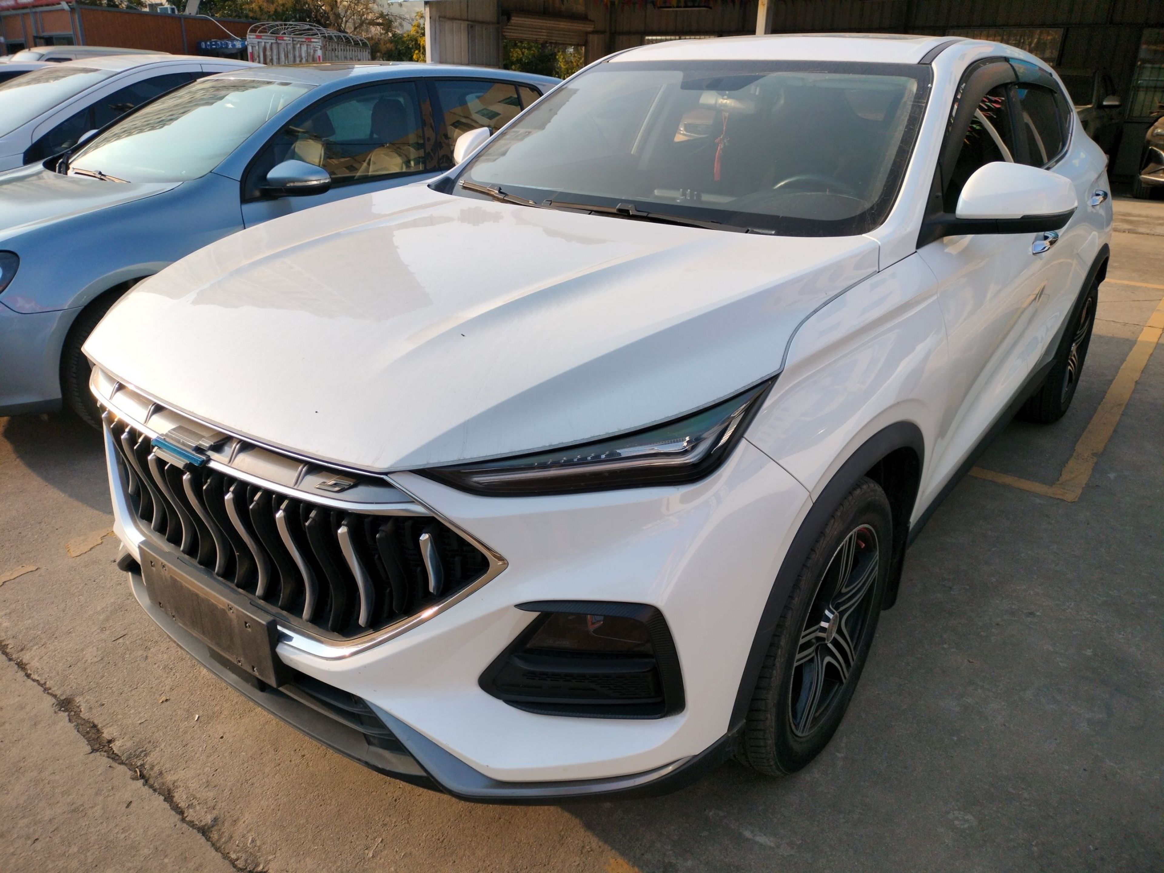 Под передней частью автомобиля