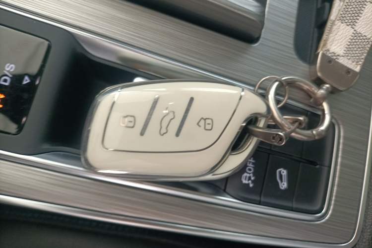 Used Roewe RX5 2023 PLUS 330TGI Automatic Trendsetting Smart Edition
