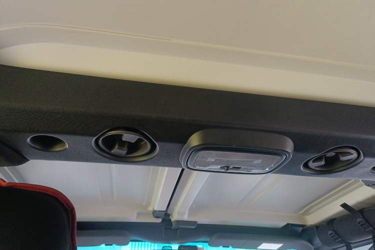 Used Beijing Auto BJ40 2016 40L 2.0T Manual Two-Wheel Drive Luxury Edition
