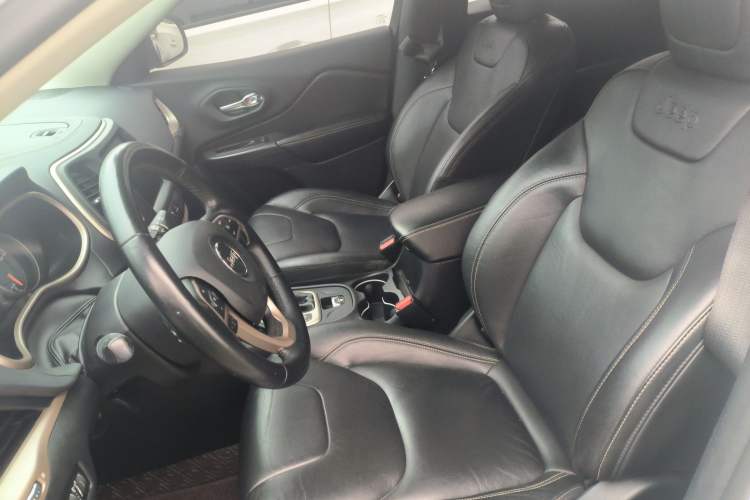 Used  Cherokee 2017 2.0L Superior Edition