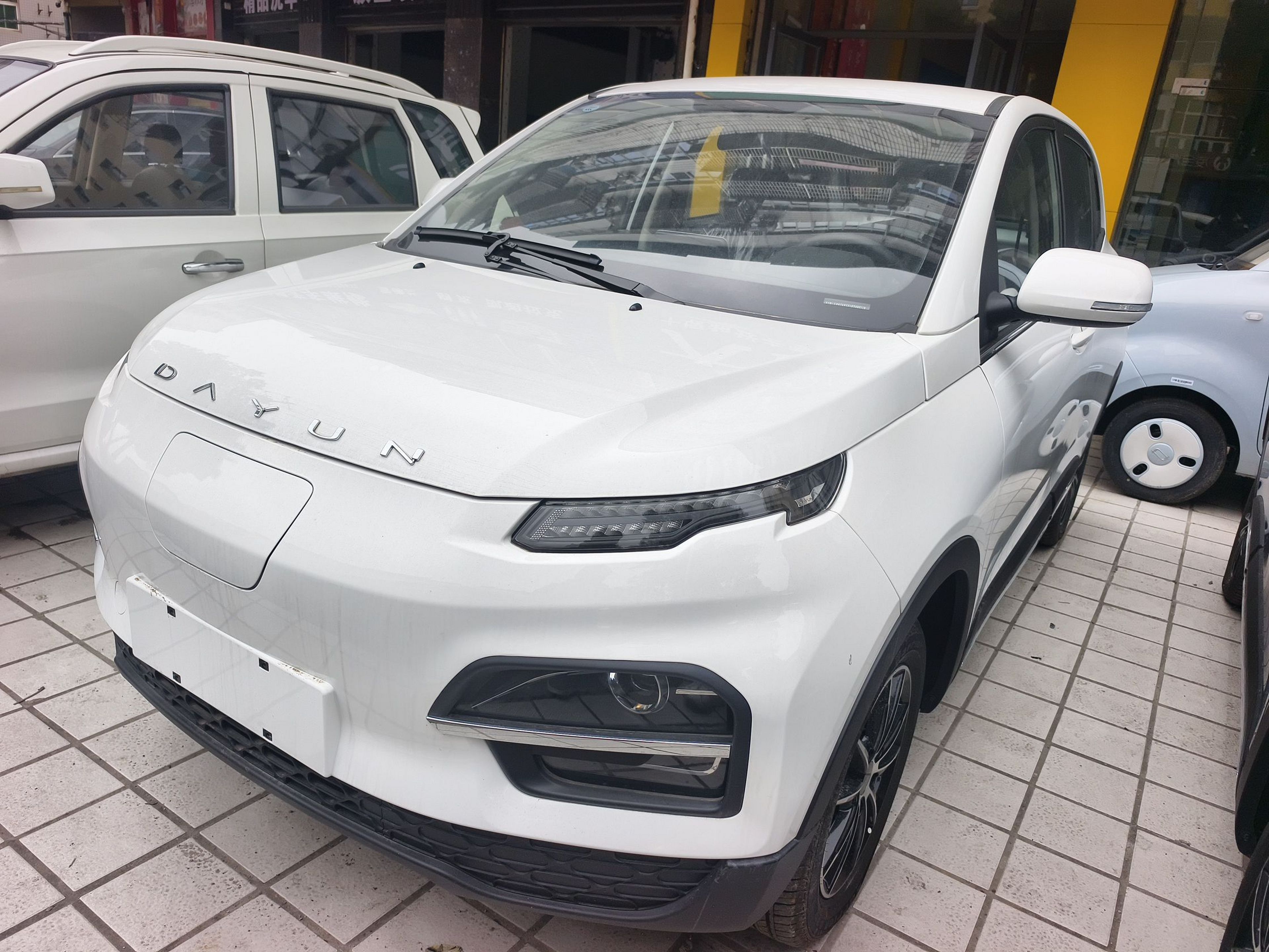 Под передней частью автомобиля