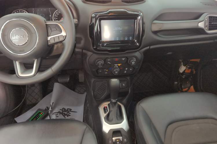 Used  Renegade 2019 220T Automatic Leading Edition
