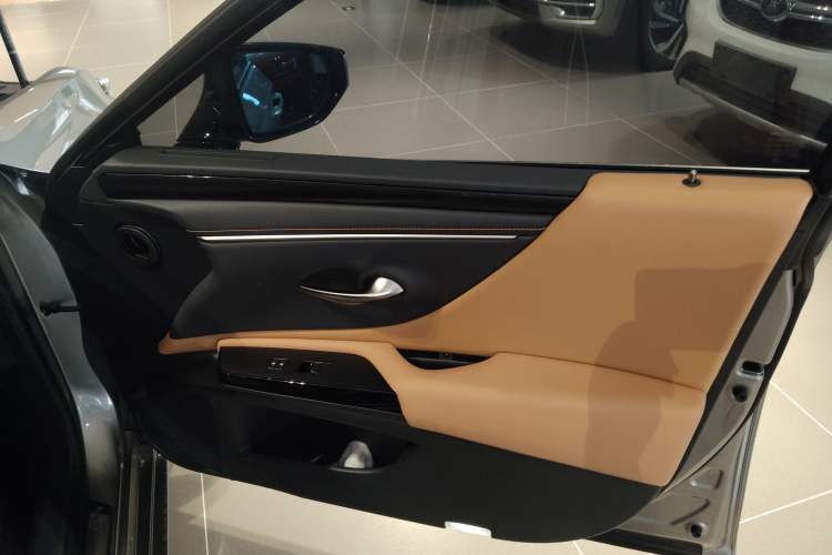 Used Lexus ES 2023 200 Excellence Edition
