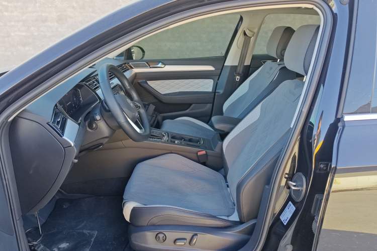 Used Volkswagen Magotan 2024 2 Million Units Zhongxiang Version 330TSI DSG Luxury Edition
