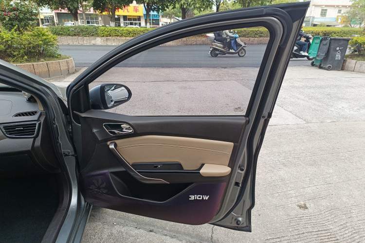 Used Baojun 310W 2017 1.5L Manual Fashion Model China V
