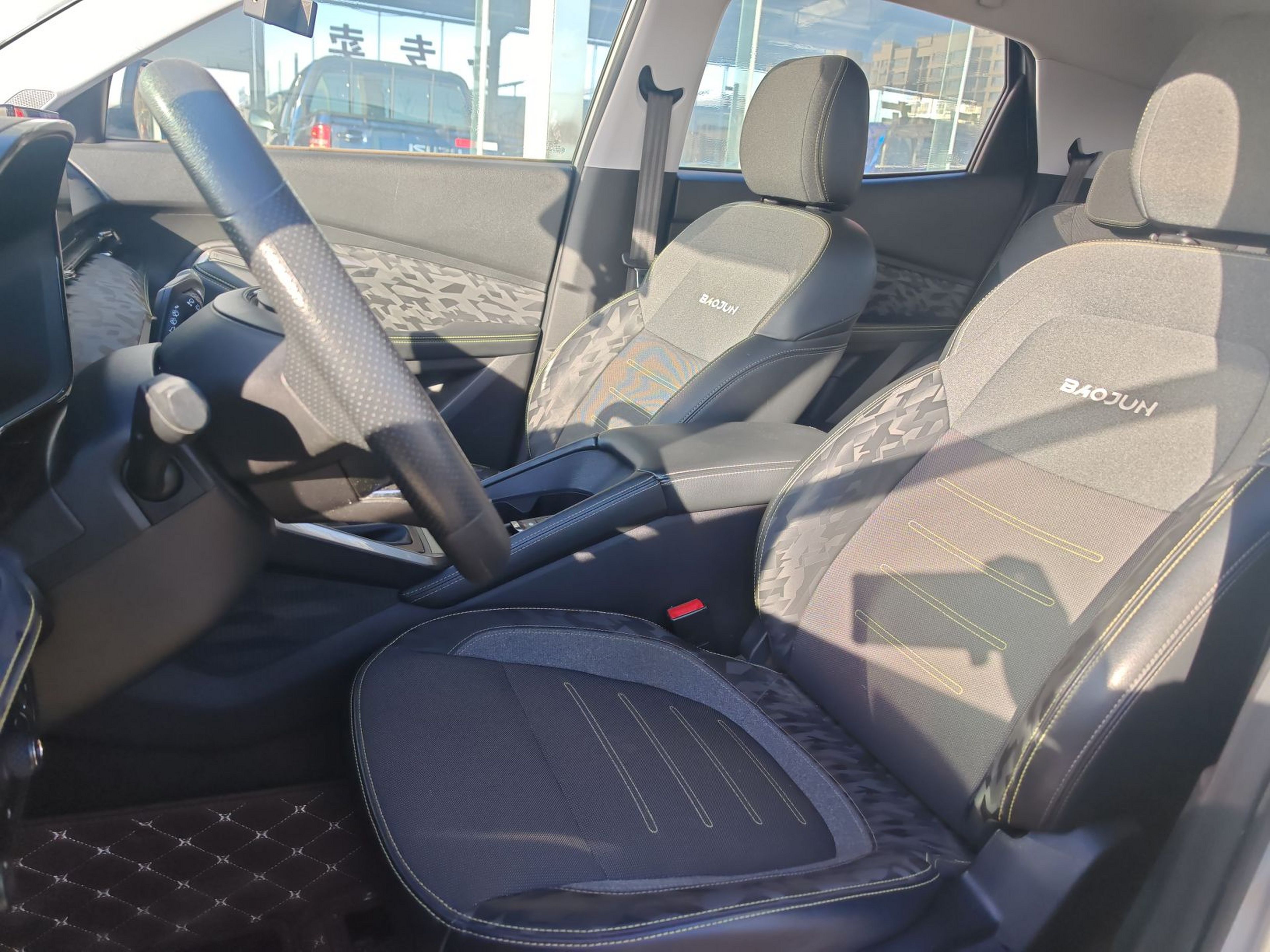 المقاعد الأمامية داخل السيارة