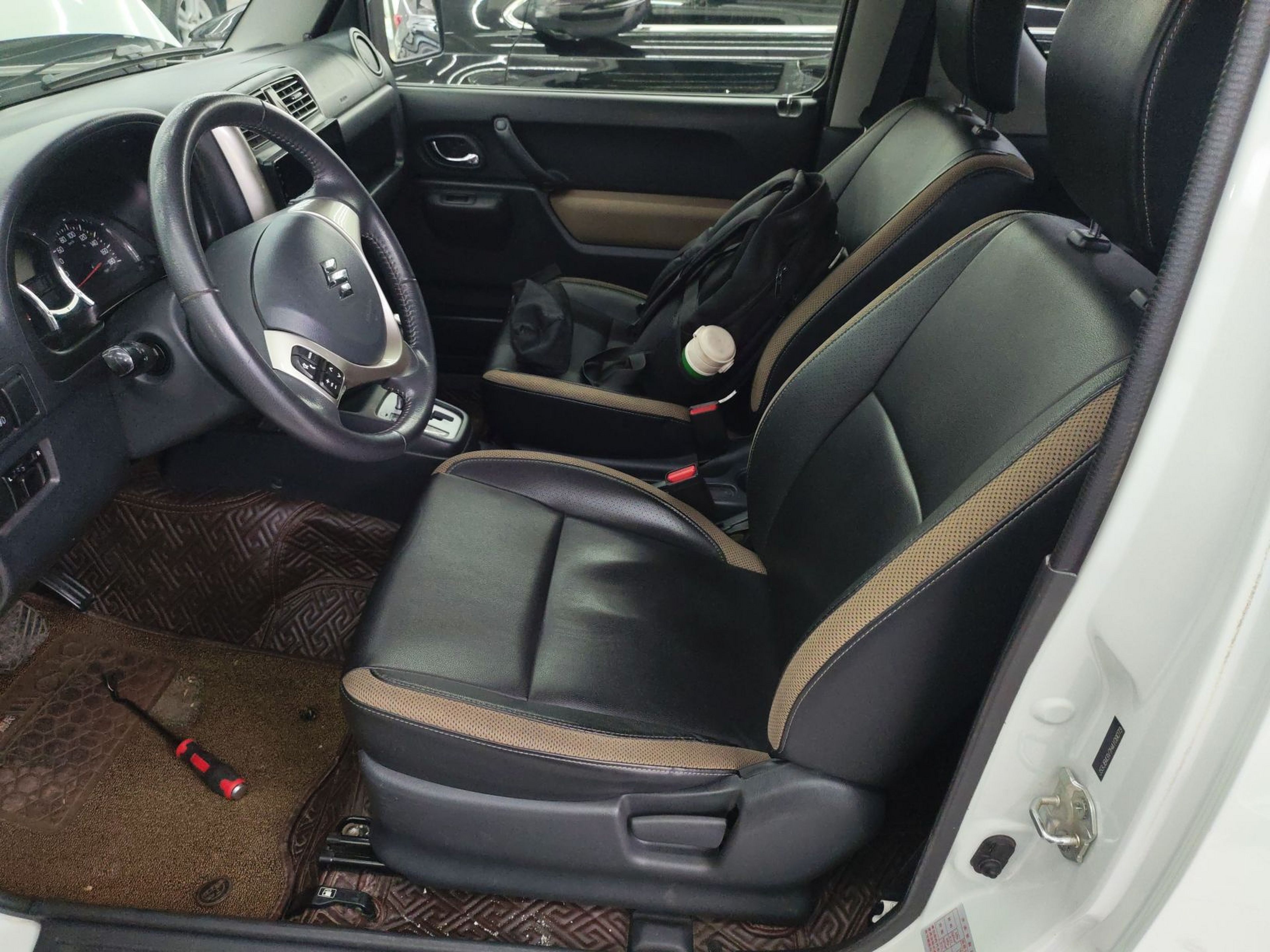 المقاعد الأمامية داخل السيارة