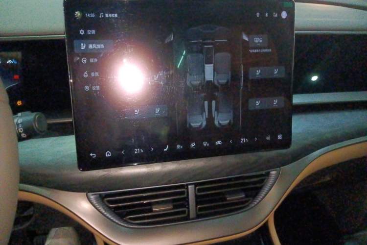 Used Denza D9 2022 DM-i 1040 Prestige Model
