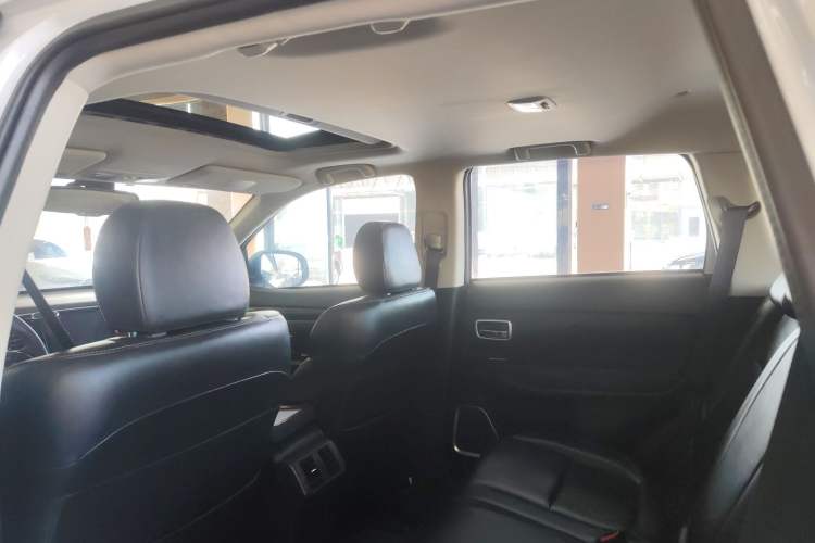 Used Mitsubishi Outlander 2019 2.4L Two-Wheel Drive ZhiXing Version 5 Seats China V Emission Standard
