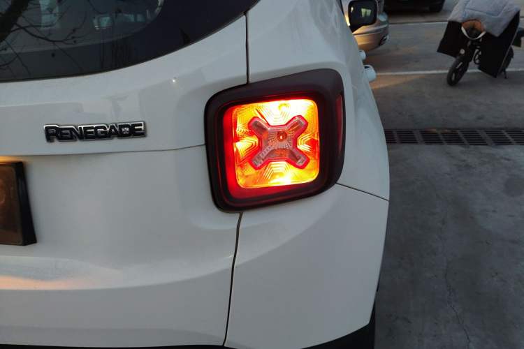 Used  Renegade 2018 Connected Large Screen Version 180T Automatic Kinetic Edition+
