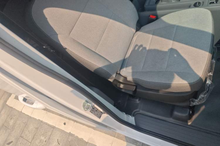 Used Wuling Yangguang 2024 300KM Comfort Version Passenger Van 75kW
