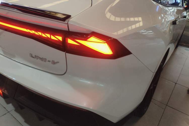 Used Changan UNI-V 2024 1.5T High-Energy Version
