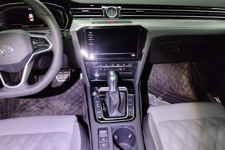 Used Volkswagen Magotan 2023 2 Million Units Limited Edition 330TSI DSG Leading Version
