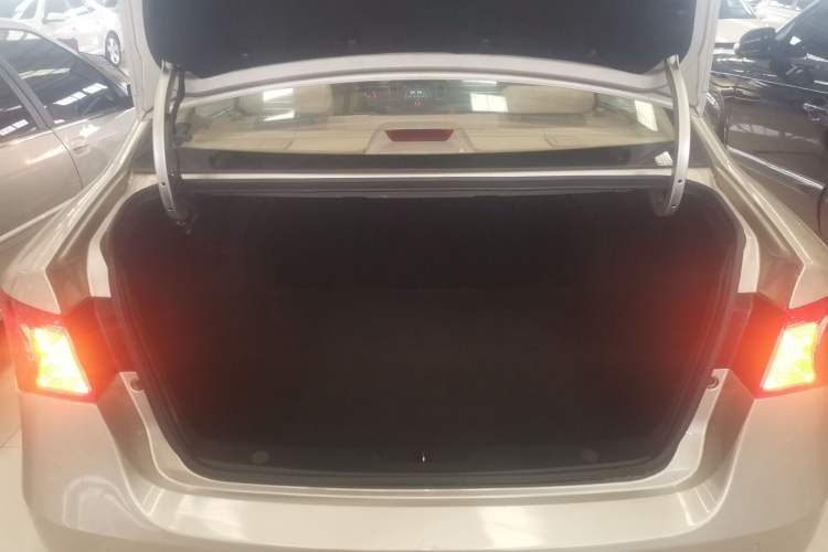 Used Roewe 350 2015 1.5L Manual Luxury Sunroof Edition