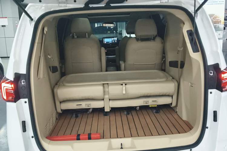 Used Buick GL8 2023 Land Executive Class Deluxe Model
