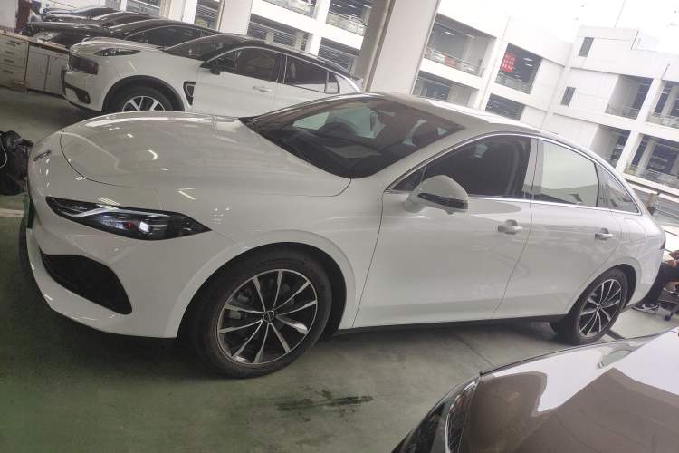 Used Roewe D7 2025 DMH 125 Excellence Edition
